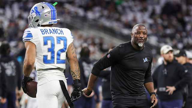 Detroit Lions defensive coordinator Aaron Glenn